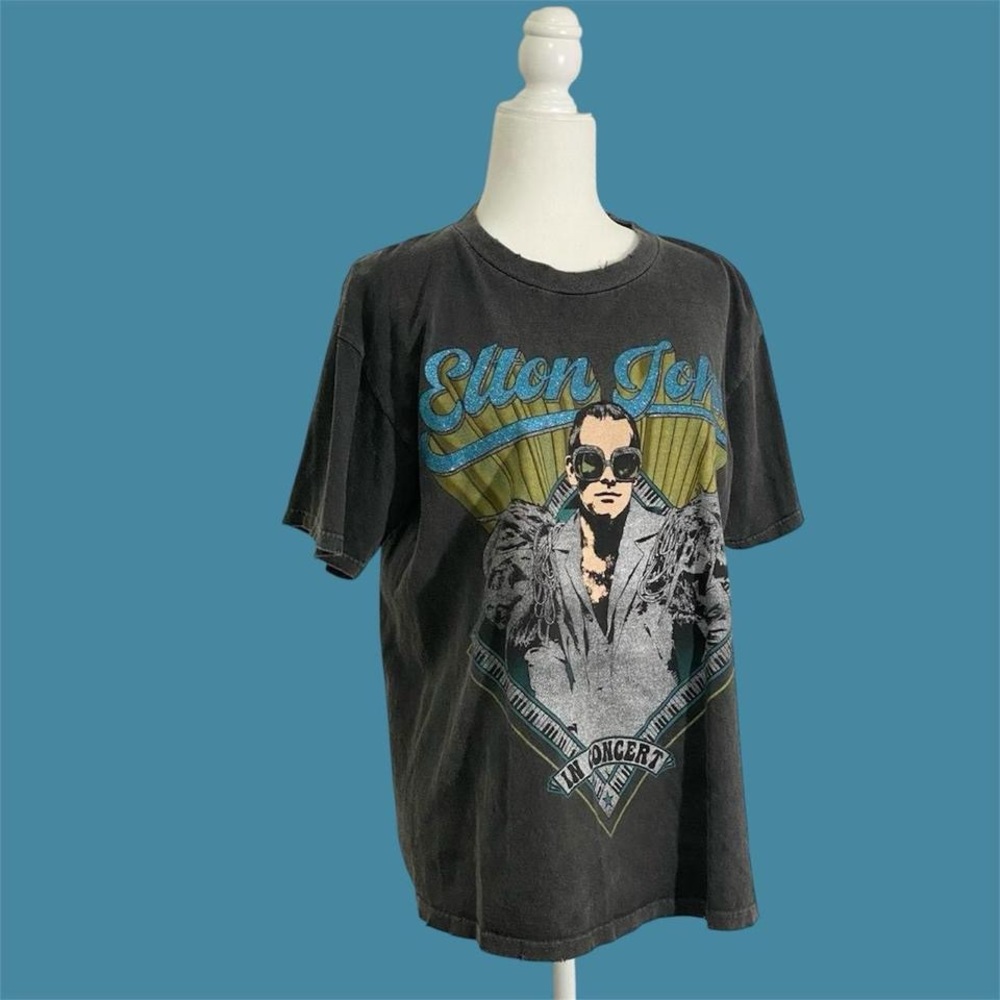 Elton John black and blue distressed t shirt
Size Medium
Runs little over sized